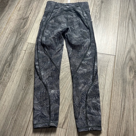 Lululemon Time To Sweat Crop in Free Spirit Alpine White Black - Picture 3 of 6